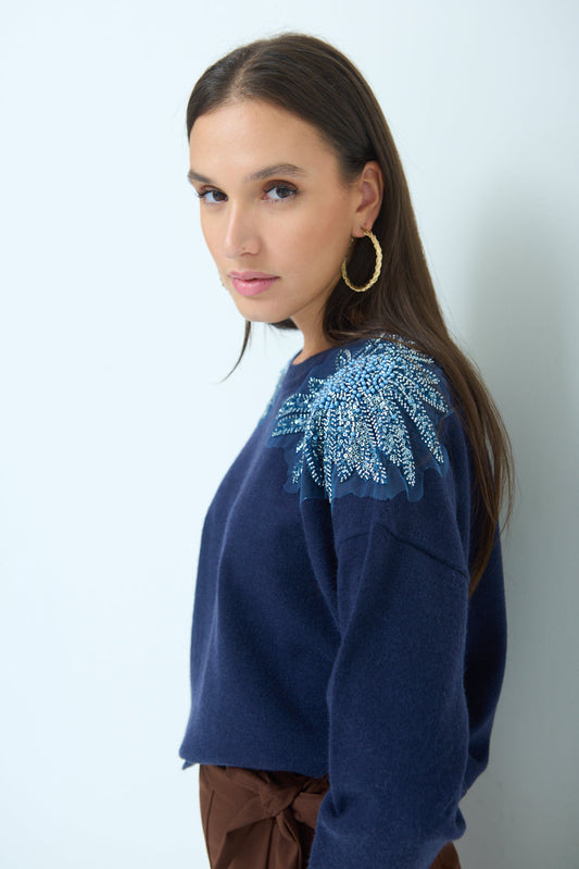 Πουλόβερ με στρας στους ώμους